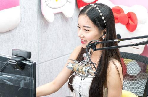 娱乐吃瓜酱戴上了手铐